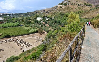 Sperlonga - Scorcio dei ruderi della Villa di Tiberio dal Sentiero di Ulisse - obrazy, fototapety, plakaty