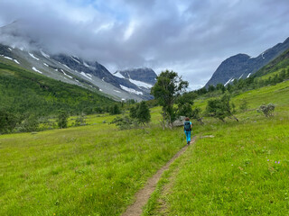 Fototapeta na wymiar woman trekking in the nordic mountains. Wild nature