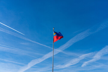 Liechtenstein Flagge mit Himmel