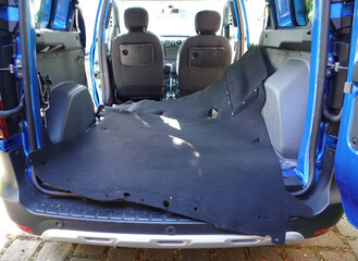Teppich wird aus dem Auto entfernt Camperausbau


