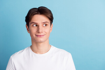Young caucasian man against blue background isolated looking sideways with thinking expression