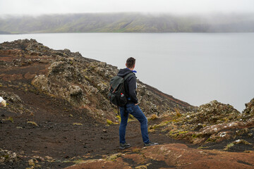 Fototapeta premium Wanderer genießt Ausblick auf Island