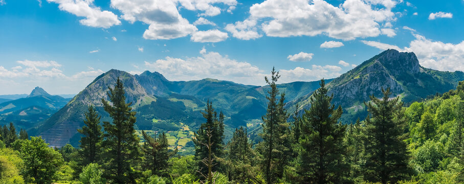 Panor&aacute;mica primaveral del parque natural de Urkiola, Bizkaia