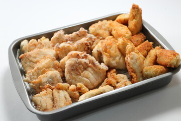 揚げたてフライをトレーに山盛り　食堂厨房 