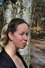 Junge Frau Im Park