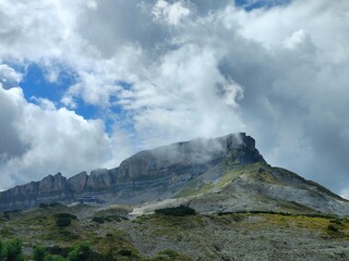 Felsmassiv in den Wolken