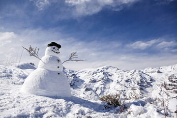 Grande boneco de neve decorado no inverno na montanha de gelo, natal