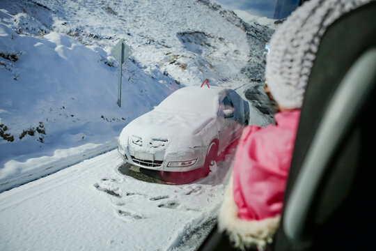 Carro quebrado na neve esperando por ajuda e reboque de socorro, ficou congelado por causa do frio e do inverno congelante