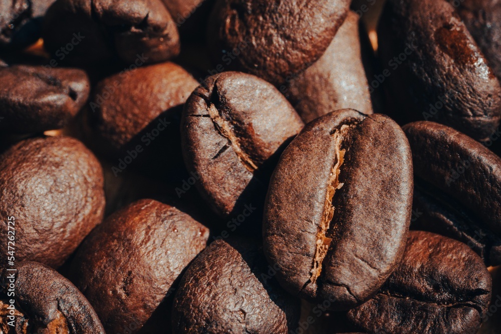 Poster Closeup shot of roasted coffee beans