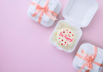 Bento cake with text Be happy in takeout box