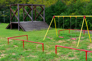 Fototapeta premium 徳島県美馬市は小星公園に設置されているブランコなどの遊具