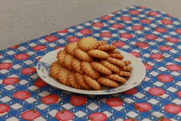 freshly baked cookies
cookies to eat as a family
