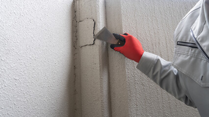 皮すきで外壁の劣化を削る・下地処理｜リフォーム・塗装業者イメージ