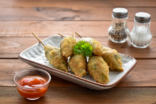 Sempol Ayam is a popular snack in the city of Malang. This practical snack is made from a mixture of chicken, tapioca flour, eggs, and various spices, then skewered on a skewer and then fried.