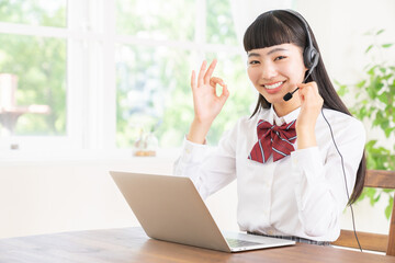 パソコンで勉強する女の子　制服　通信学習