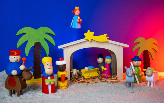 Weihnachtskrippe mit Holzfiguren