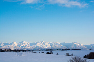 冬の青空と山並み　十勝岳連峰