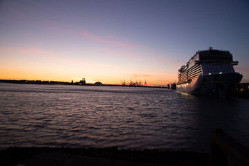 Obraz premium A cruise ship in the summer's evening