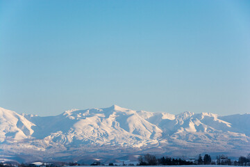 冬の青空と雪山の山頂　十勝岳