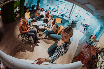 Obraz premium A pregnant businesswoman leads a creative meeting of a diverse business team in a modern coworking