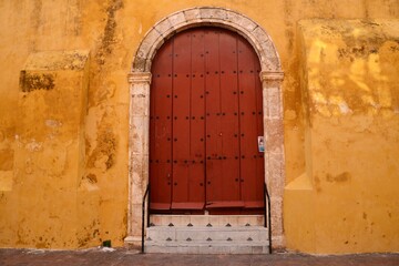 Fototapeta na wymiar Old wooden door in Mexico. 