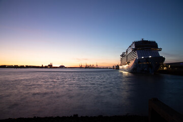 Obraz premium Sunset over the cruise ship in the dock