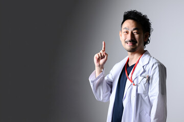 採用や転職などにも　白衣を羽織る中堅男性ドクターのイメージ