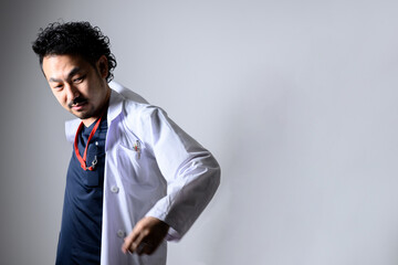 メインビジュアルにも！採用や転職などにも　白衣を羽織る中堅男性ドクターのイメージ　右にコピースペースあり