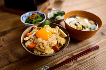 卵かけ焼き松茸ご飯のある食卓