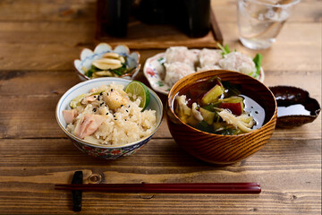 鮭の炊き込みご飯と焼売の食卓
