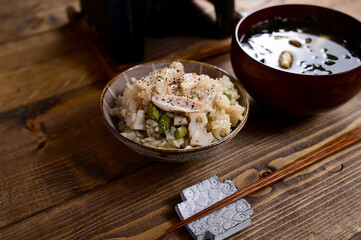鳥手羽炊き込みご飯とワカメスープ
