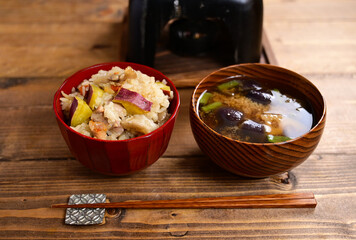 さつまいもとクコの実の炊き込みご飯と味噌汁