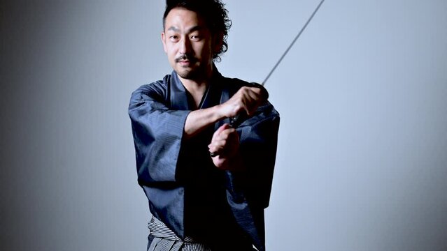 刀を持つ日本のカッコイイ侍のイメージ　スロー（モーション調整スミ）