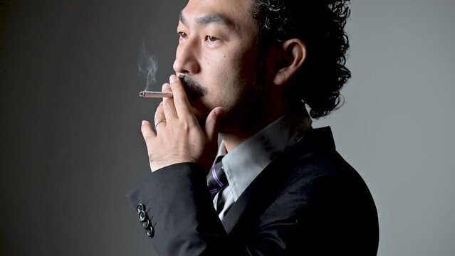 煙草を吸うダンディな男性の横顔の動画　スロー