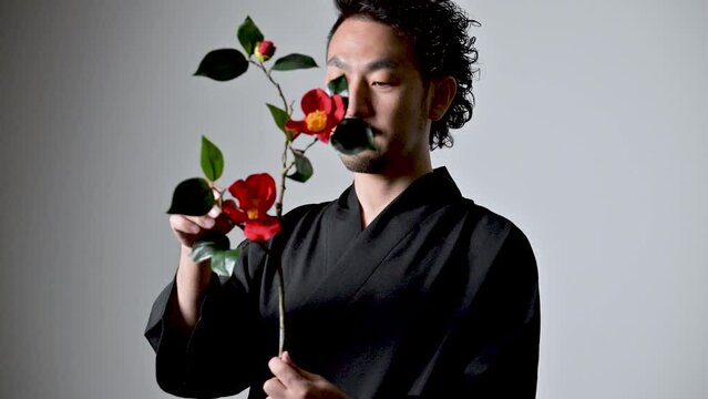 作務衣を着た日本の華道家ののようなイメージ