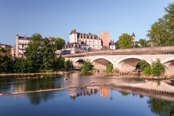 Fototapeta na wymiar Le pont du XIV juillet sur le gave et le château, Pau, Pyrénées, Béarn, France