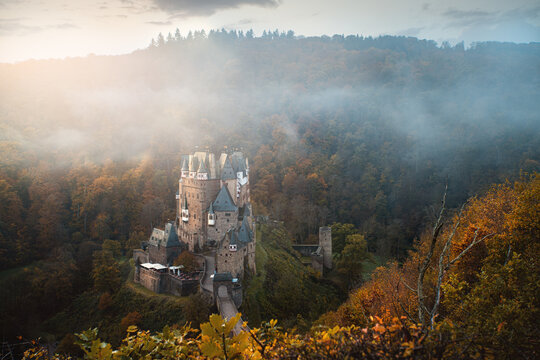 Burg Eltz im Herbst - eine mittelalterliche Burg in Deutschland, Rheinland Pfalz