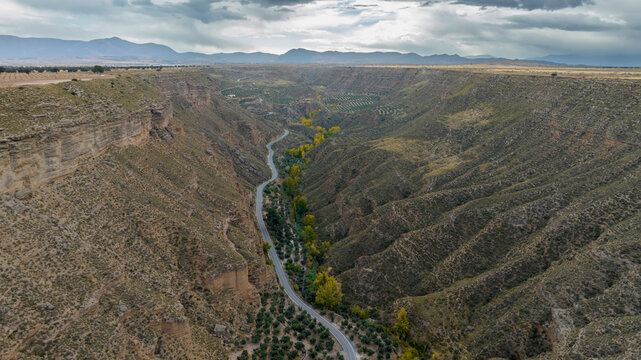 vista a&eacute;rea del ca&ntilde;&oacute;n del R&iacute;o Gor en el desierto de Gorafe, Espa&ntilde;a