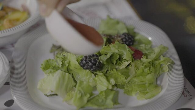 Ensalda fresca con frutos rojos y aderezo comida saludable fitness