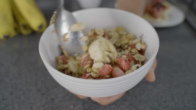 bowl de frutos rojos pl&aacute;tano y avena desayuno saludable