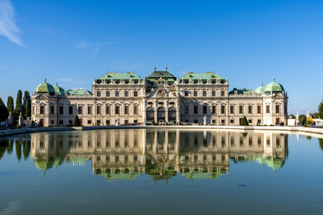 Fototapeta na wymiar view of the Upper Belvedere Palace in downtown Vienna with reflections in the fountain pool