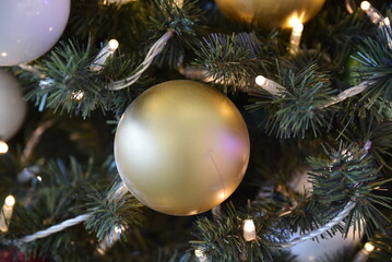 Boule de Noël or dans sapin vert