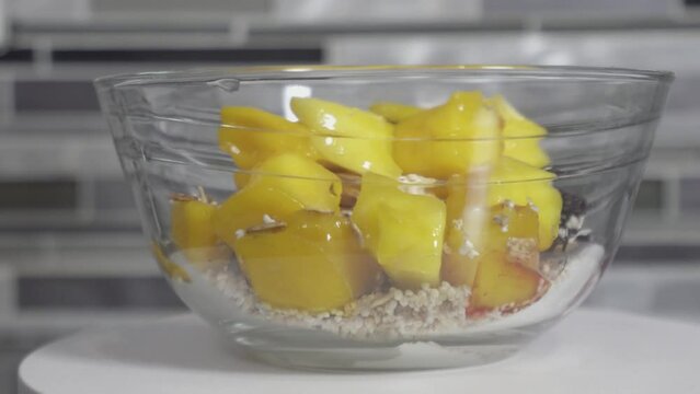 Bowl con fruta de temporada, mango y amaranto