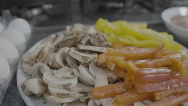 Champi&ntilde;ones y pimiento morr&oacute;n, comida saludable, ensalada