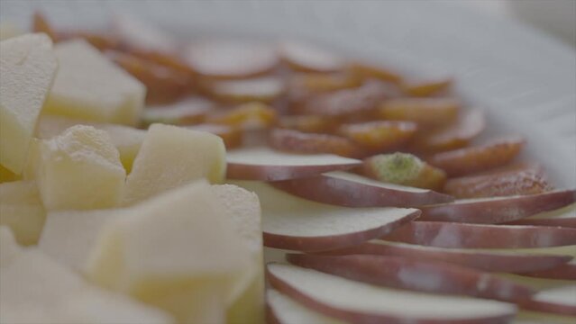 Frutas y granola para desayunar 