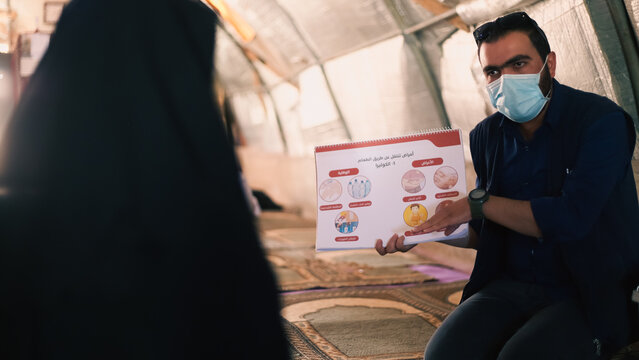 A Doctor Explains To Refugees How To Prevent A Cholera Epidemic