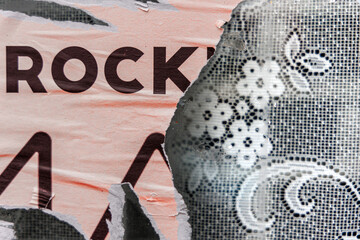 Zerrissenes Plakat für ein Rock-Konzert an einer Fensterscheibe mit blumenverzierten Gardinen