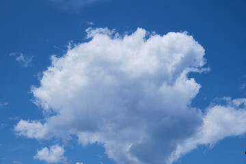 Obraz premium Blue sky and white clouds