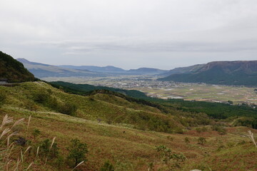 Fototapeta premium 阿蘇外輪山と農地
