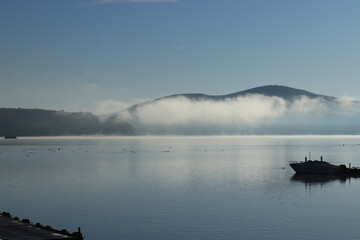湖の朝霧